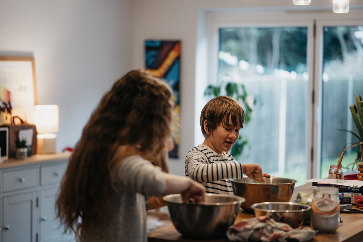 Färsk grönsaksoppa med krutonger och örter
