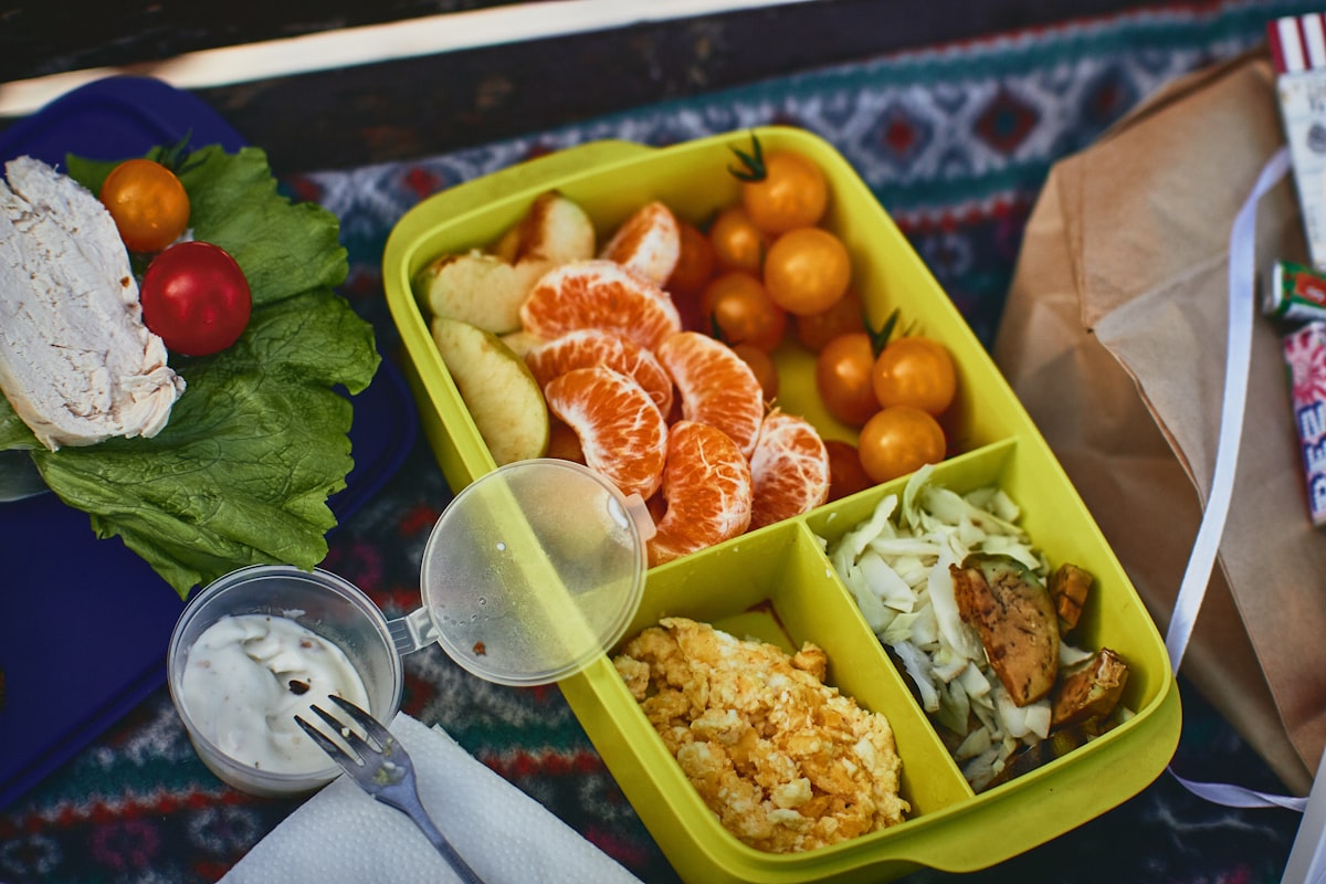 Färsk fruktbål med bär, melon och mint